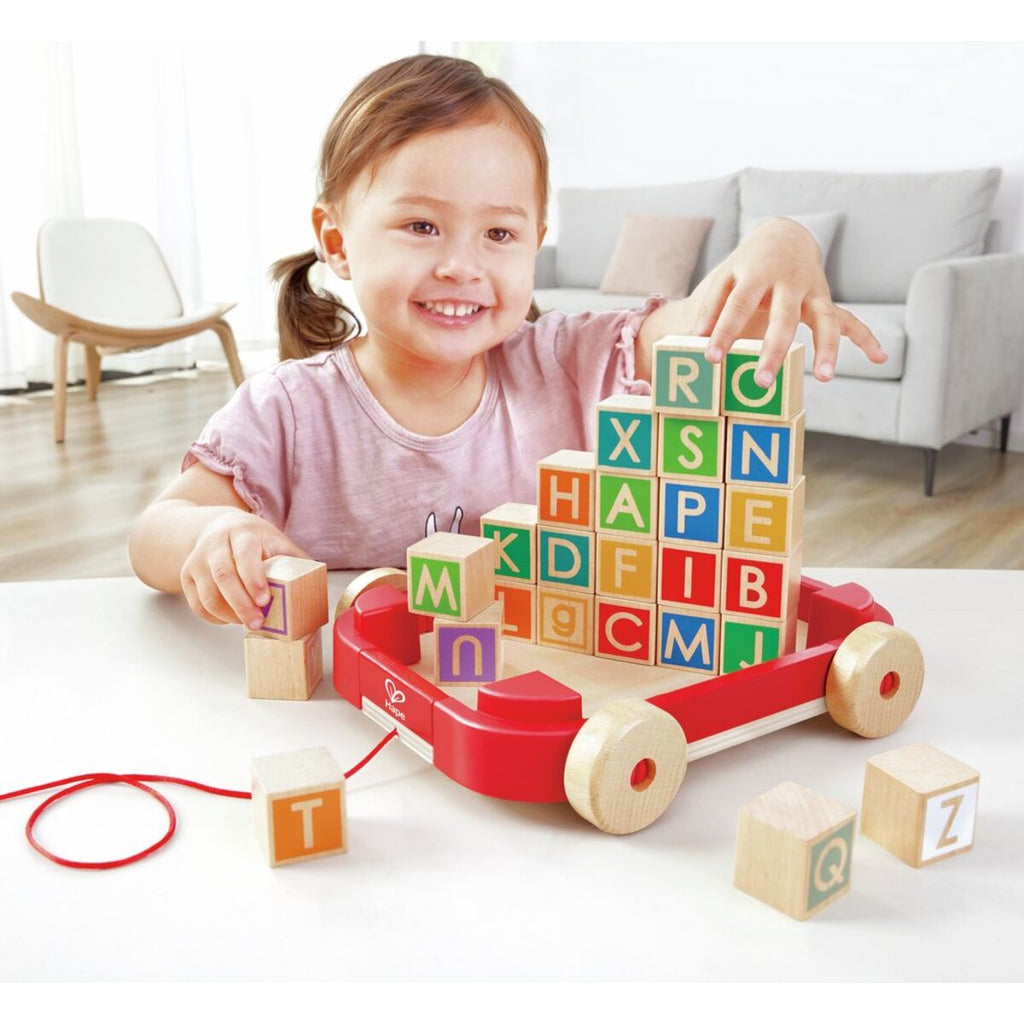 hape-buchstabenbaukloetze-im-nachziehwagen-7B2664FF3.jpg
