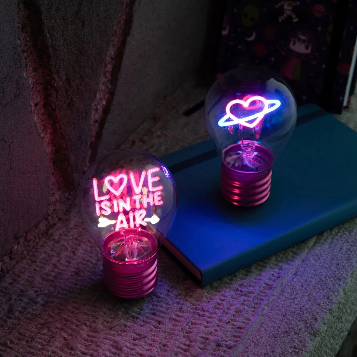 legami-deko-tischlampe-love-is-4A2DC48E5.jpg